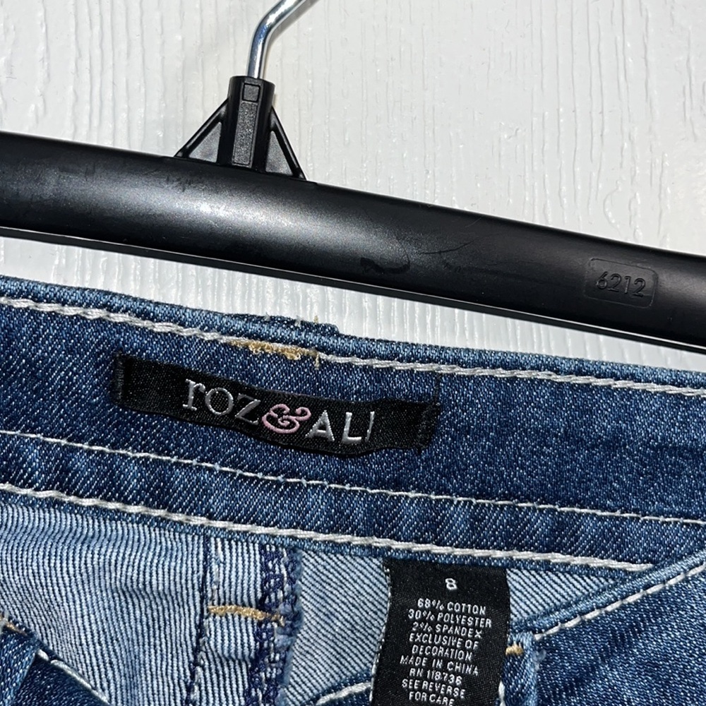 Roz&Ali Jean capris with design on front pocket and back pockets like new - Picture 3 of 5